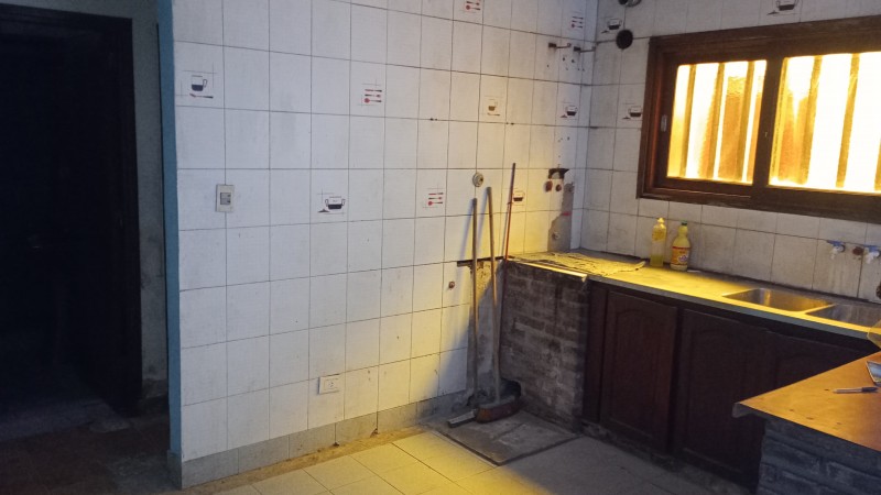 Local con vivienda 2 ambientes a reciclar en Aeroparque