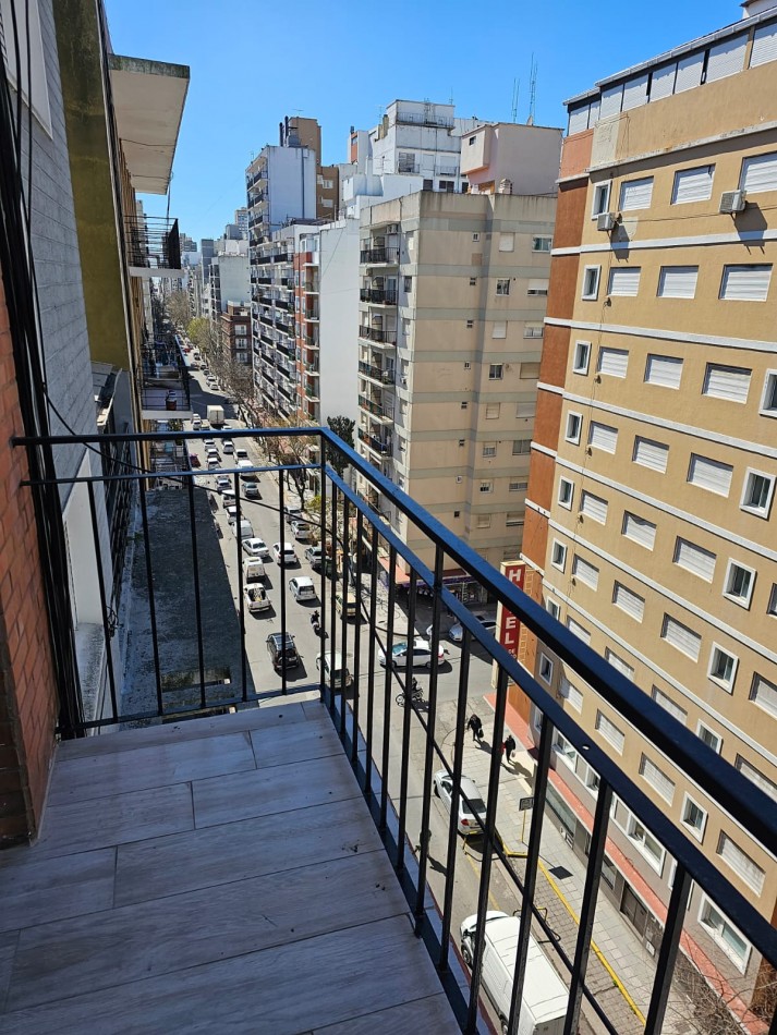 Departamento tres ambientes a la calle totalmente reciclado