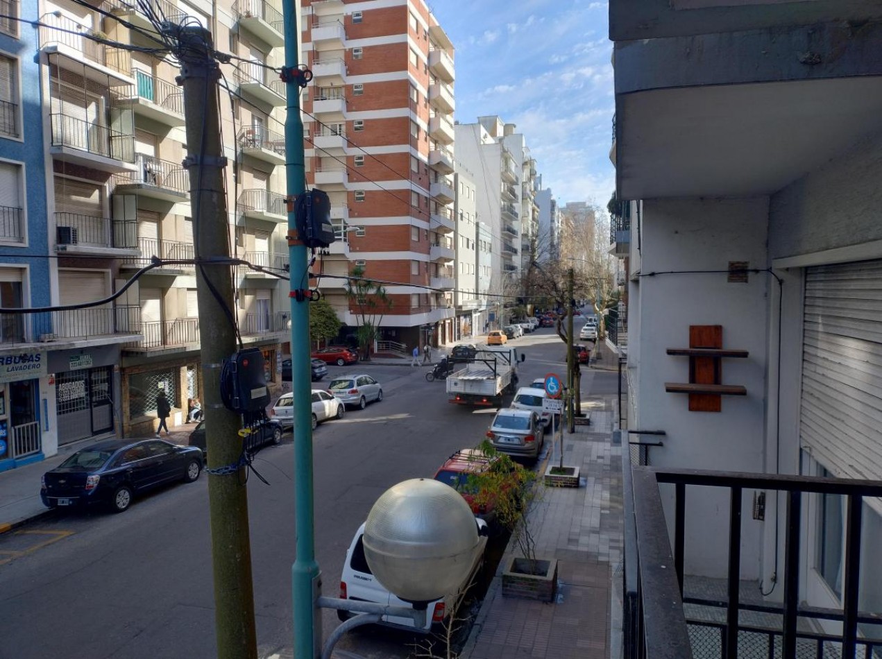 Dos ambientes con balcon a la calle