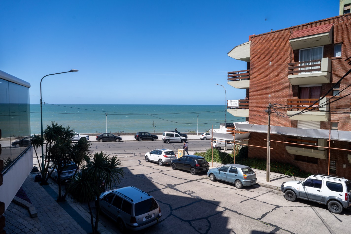 Piso con vista al mar 3 ambientes con escritorio jardin y quincho propio