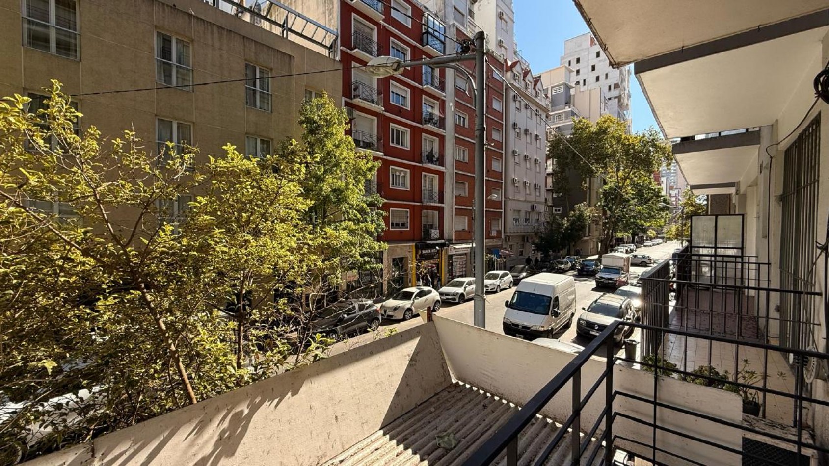 Departamento 2 ambientes con Balcon saliente, Corrientes y Bolivar.