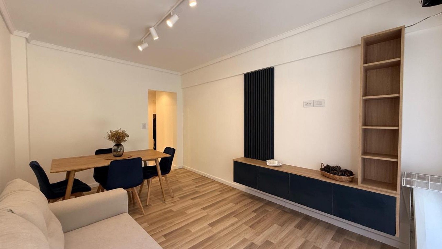 Departamento 2 ambientes con Balcon saliente, Corrientes y Bolivar.