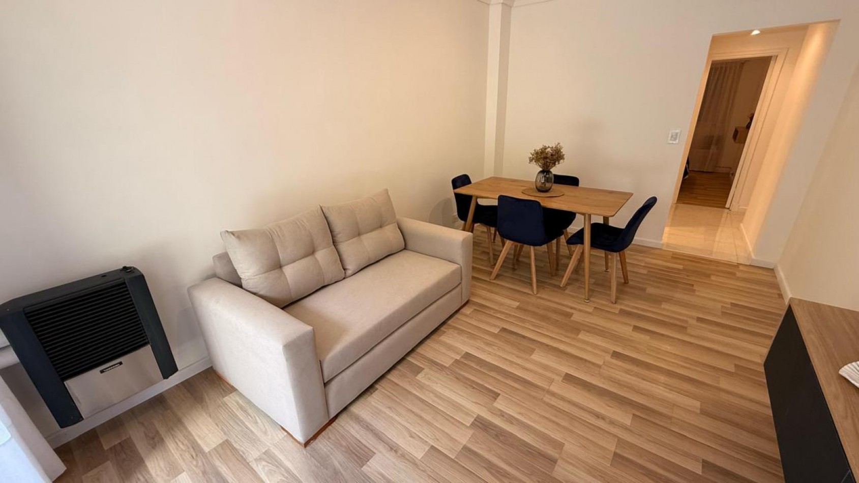 Departamento 2 ambientes con Balcon saliente, Corrientes y Bolivar.