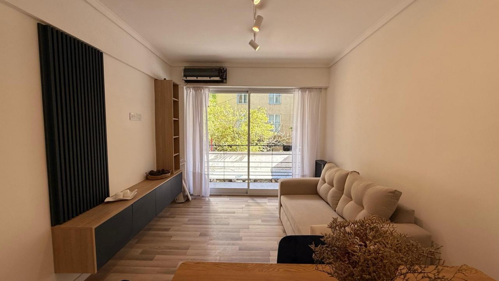 Departamento 2 ambientes con Balcon saliente, Corrientes y Bolivar.
