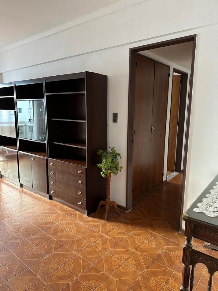 Departamento tres ambientes con balcon saliente