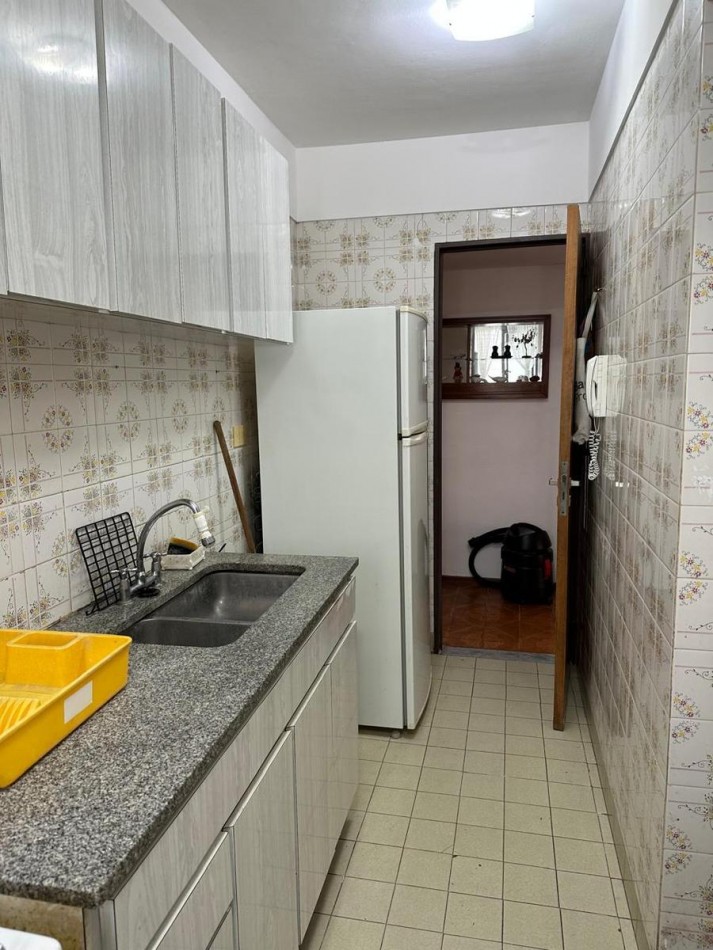 Departamento tres ambientes con balcon saliente