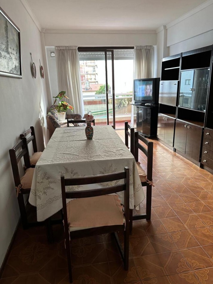 Departamento tres ambientes con balcon saliente
