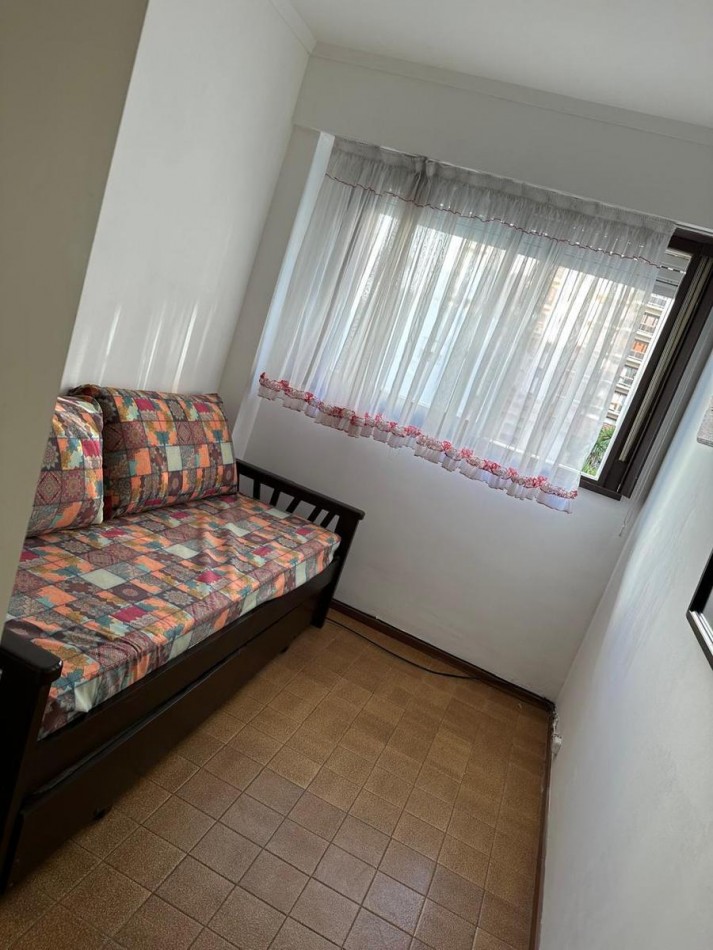 Departamento tres ambientes con balcon saliente