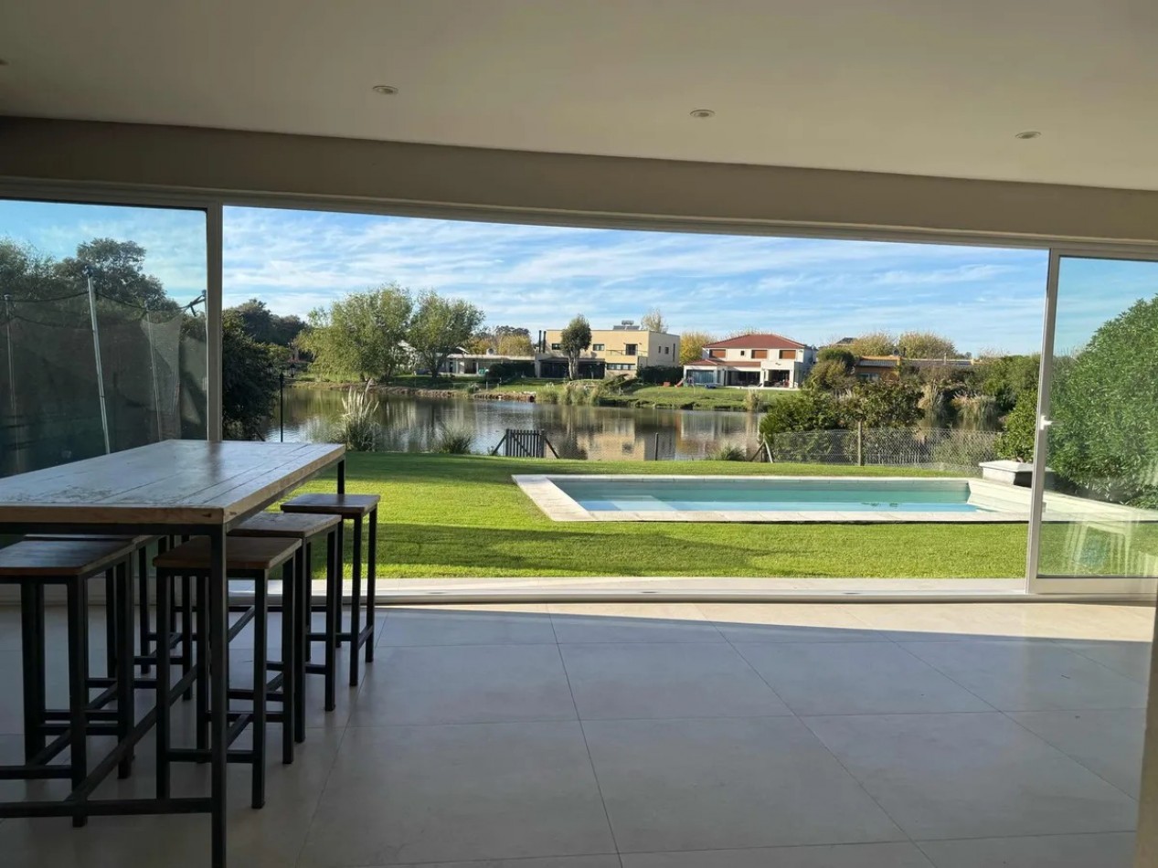 Chalet 4 ambientes con fondo a laguna Arenas del Sur