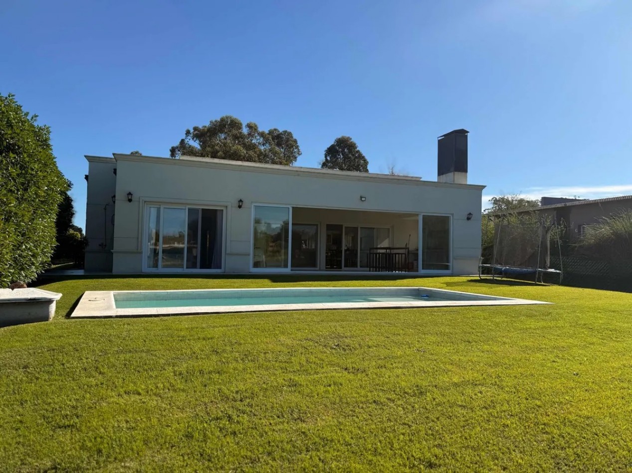 Chalet 4 ambientes con fondo a laguna Arenas del Sur