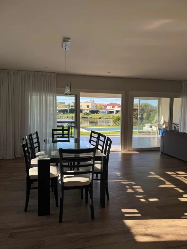 Chalet 4 ambientes con fondo a laguna Arenas del Sur