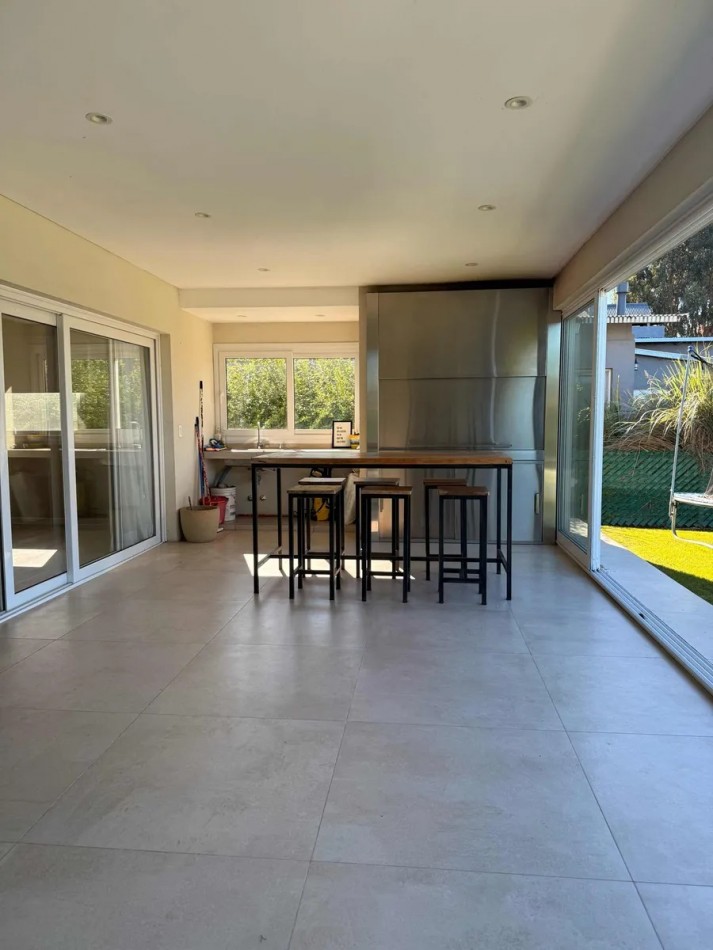 Chalet 4 ambientes con fondo a laguna Arenas del Sur