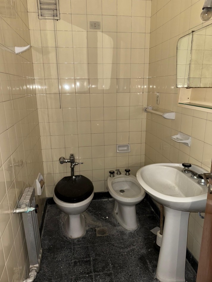 Oportunidad piso 4 ambientes al frente con dependencia