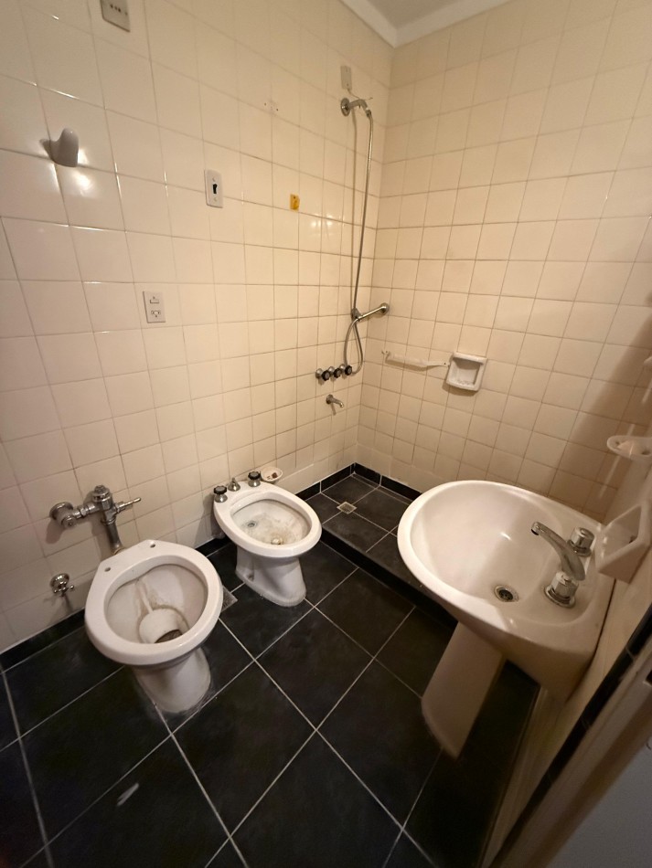 Oportunidad piso 4 ambientes al frente con dependencia