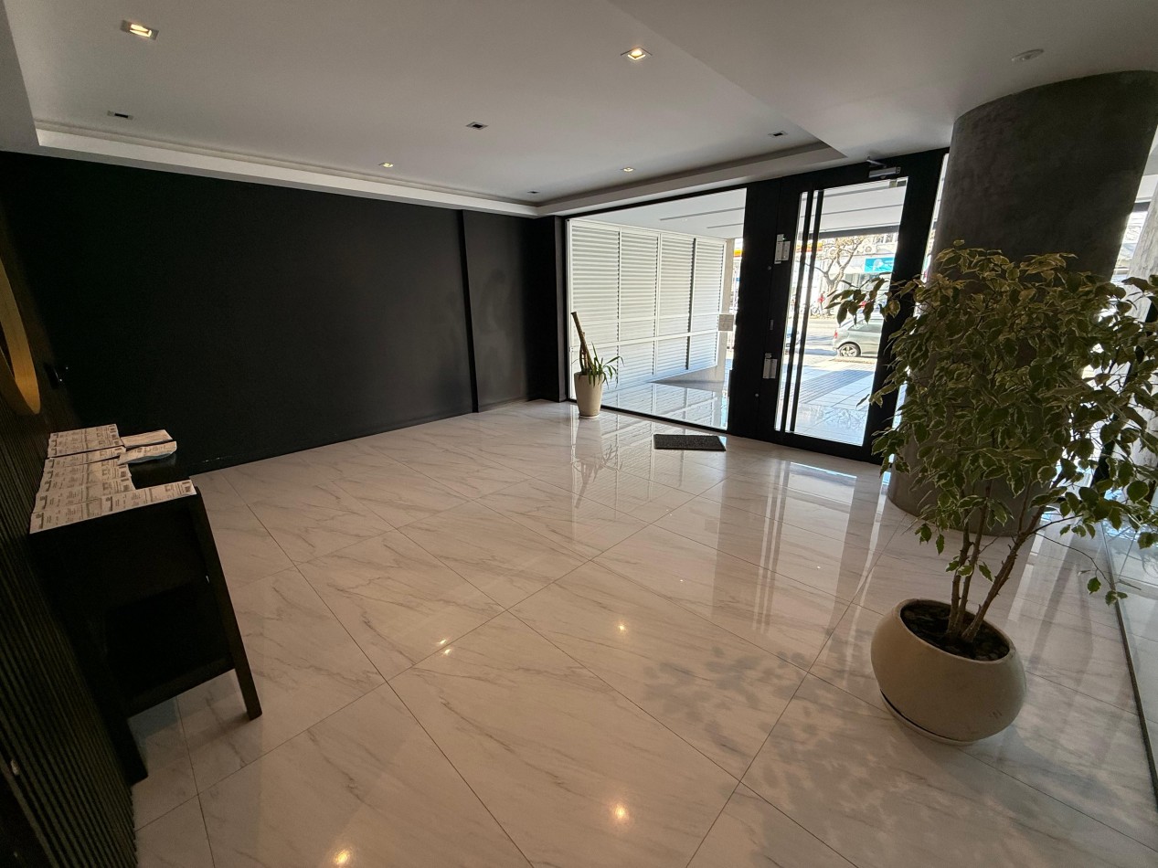 Venta | Departamento dos Ambientes en edificio moderno  - Independencia y Garay