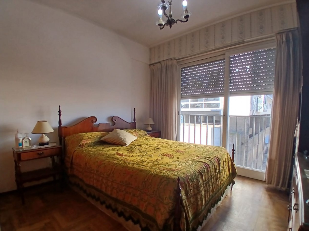 Venta Departamento de 2 ambientes a la calle, con dependencia, Entre Rios 1700.