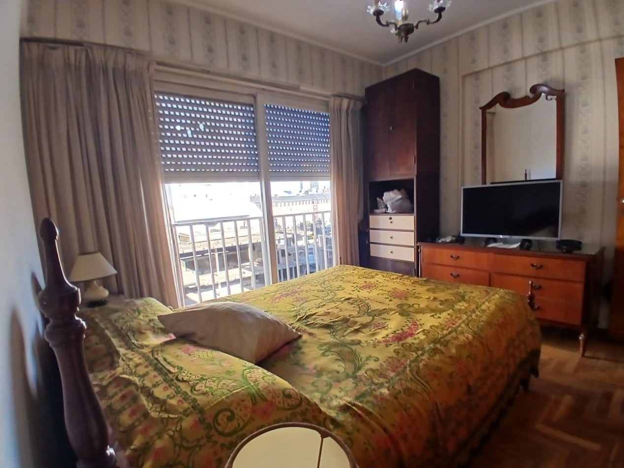 Venta Departamento de 2 ambientes a la calle, con dependencia, Entre Rios 1700.