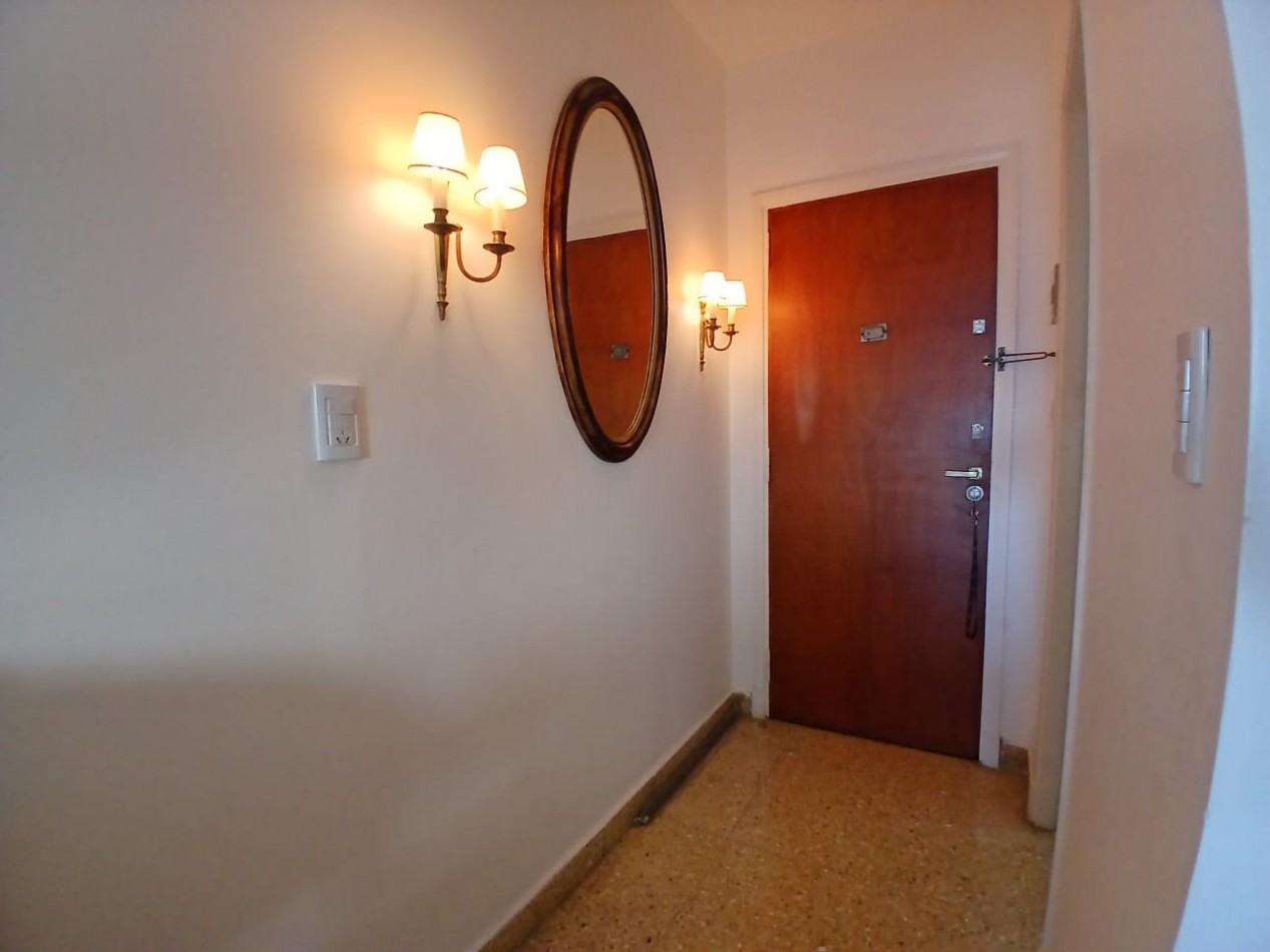 Venta Departamento de 2 ambientes a la calle, con dependencia, Entre Rios 1700.