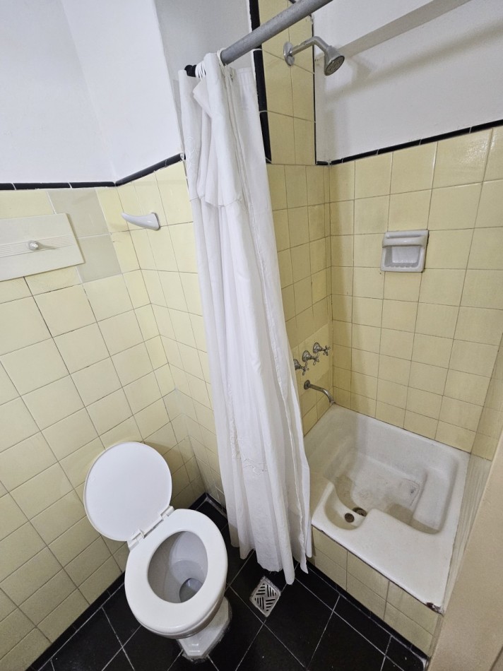 VENTA Departamento ambiente y medio Plaza Colon