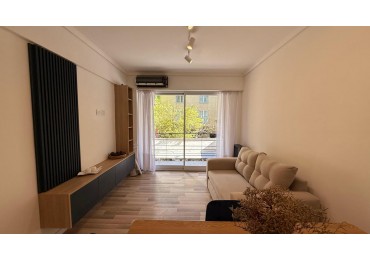 Departamento 2 ambientes con Balcon saliente, Corrientes y Bolivar.