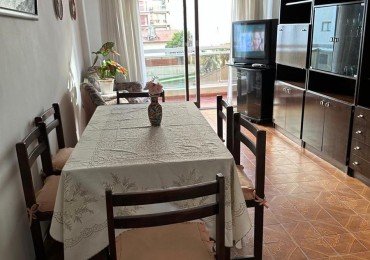 Departamento tres ambientes con balcon saliente