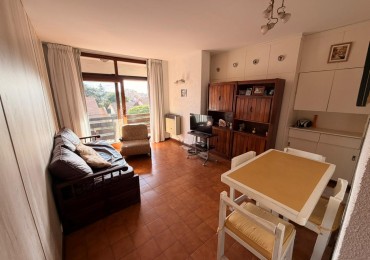Dos ambientes al frente con cochera
